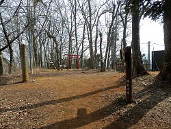 登った場所から山頂、奥に神社、右手にアンテナ2基