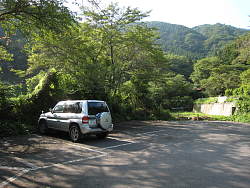 手前の駐車場