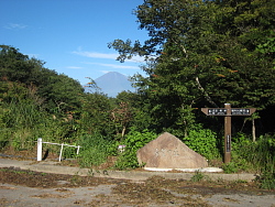 バス停前の碑と富士山