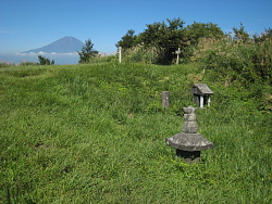 小さな祠と遠くに富士山