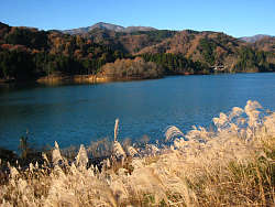 道路から見る湖面と山並み