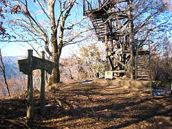 高取山 中央が展望台