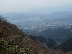 二ノ塔尾根を手前に遠くに市街地