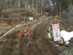 伐採搬出の案内と左に登山道