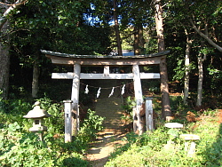 八幡神社正面、道は左数メートル