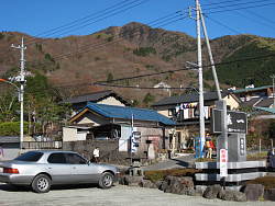 登り口から金時山を眺める