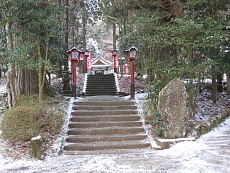 道路から見た駒形神社