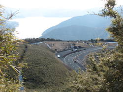 眼下に見晴らし台と奥に輝く芦ノ湖