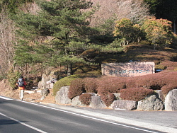ゴルフ場脇登山口