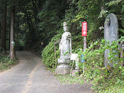 阿弥陀寺への車道入口