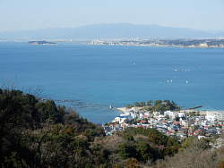 左に江ノ島