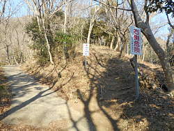 山の神社入口、左の道を行っても男坂分岐に出る