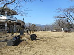 展望台と広い山頂風景