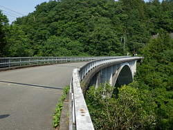 道志川に架かる亀見橋