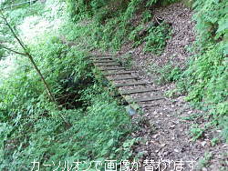 1.巻き道に掛かる橋 2.抉れた登山道