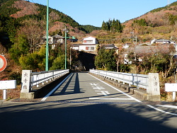 管理センター前の橋
