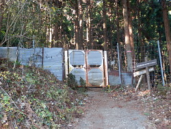 鹿除け柵の扉、ここから山道