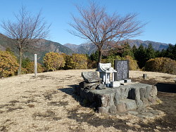 山頂から鍋割方面を望む