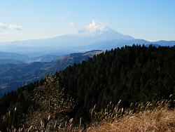 やや曇がかかった富士山
