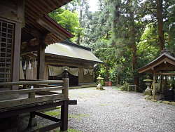 左に拝殿 奥に額殿 右に手水舎
