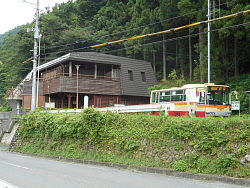 陣馬自然公園センターとバス亭
