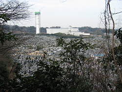 霊園と遠くに横浜環境事業局