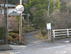 バス亭斜め前の川の沿った入口