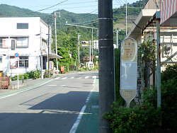 バス亭から信号方向
