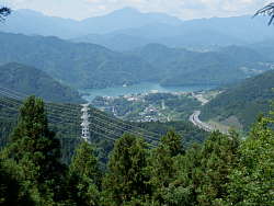 相模湖越しに見える山並み
