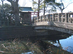 東の池と厳島神社