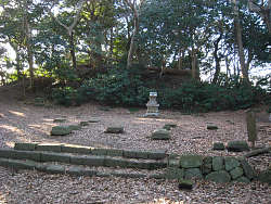 建物跡と後ろの山頂部