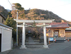 鳥居と背後の高麗山