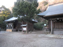右の御輿殿と本殿