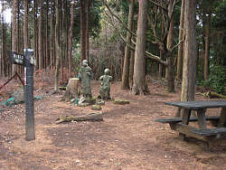 山頂の風景・中央に石像