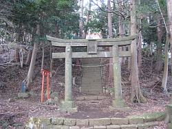 社殿下の鳥居から