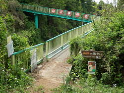 畑地の突き当たりの橋