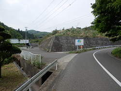 左奥から、相模野カントリー倶楽部への道路に合流