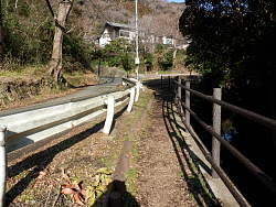 前田川は右下、道路沿いを歩く