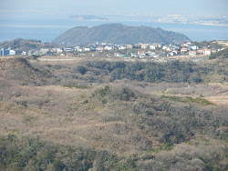 遠くに江ノ島