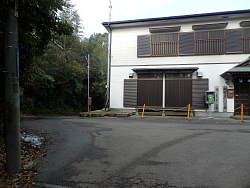 阿部倉町内会館、左横に進む