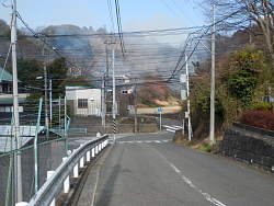 突き当たりが県道27号、大楠山登山口