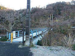 水色の片側のみ吊っている橋