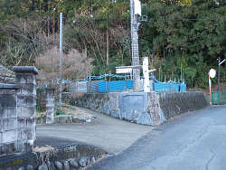 民家脇からのハイキングコース