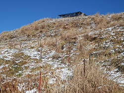 少し残った雪 上の建屋は放牧場の小屋の屋根