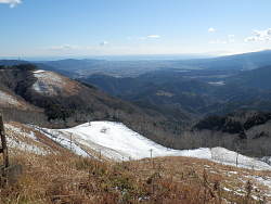 山頂から下り始めた場所から相模湾