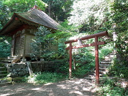 ここから山頂へ、鳥居は飯綱権現社の鳥居