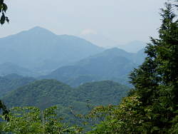 写真ではかすかだが、中央に富士山