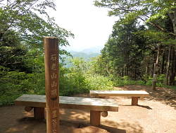 山頂標識の一本