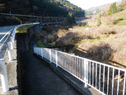 分かりづらいが中央に橋