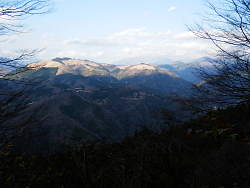 大野山山頂部のみ日があったっている